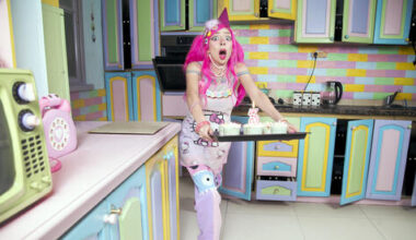 No, it's not AI: Israeli rapper transforms her kitchen into a rainbow-colored fantasy