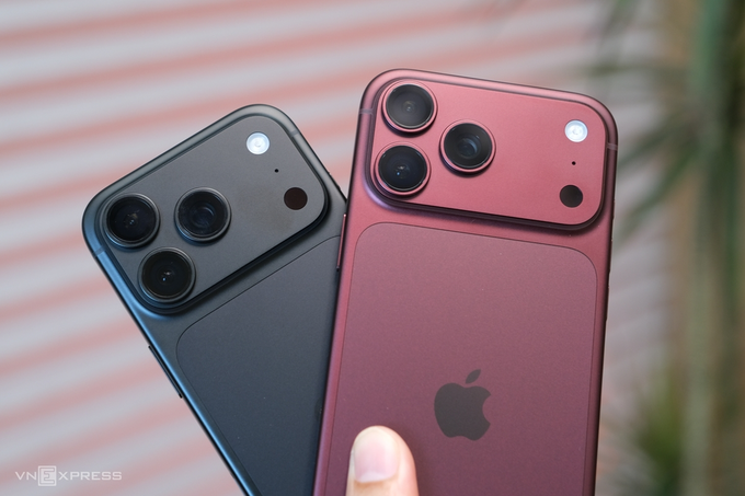 Apples iPhone 18 Pro in burgundy and black colors. Photo by VnExpres/Tuan Hung