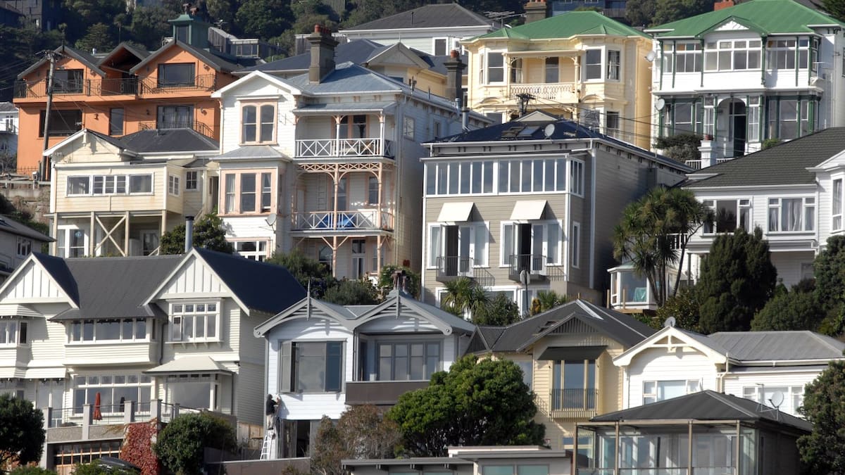NZX 50 gains as bond yields fall and housing market weakens