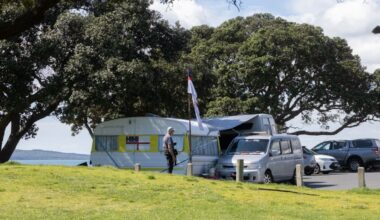 Milford Beach hīkoi: Freedom-campers prompt complaints in affluent Auckland suburb