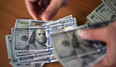 The K-shaped economy splits the rich from the ultra-rich, who average $200 million in net worth