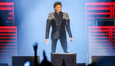 Barry Manilow Cancels Las Vegas Comeback Shows Due to Bronchitis