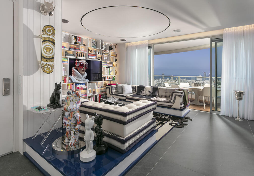 A seamless connection to the outdoors and the urban skyline (Photo: Elad Gonen) דירה אולטרה מודרנית במגדל תל אביבי, עיצוב: אורון מילשטיין