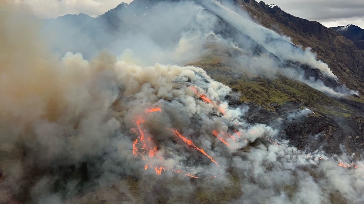 Six helicopters, 25 firefighters battle uncontained blaze on Lake Wakatipu hillside