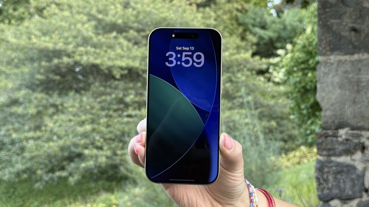 Apple iPhone 17 Review