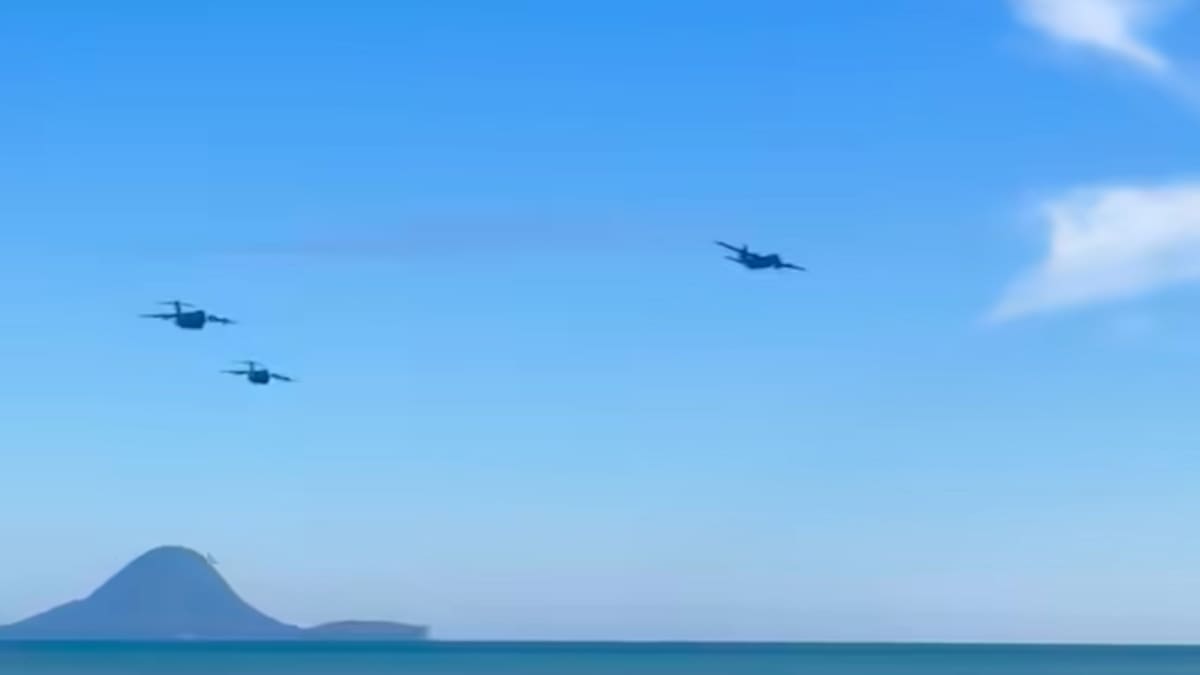 US C-17 Globemaster jets fly over New Zealand for military training