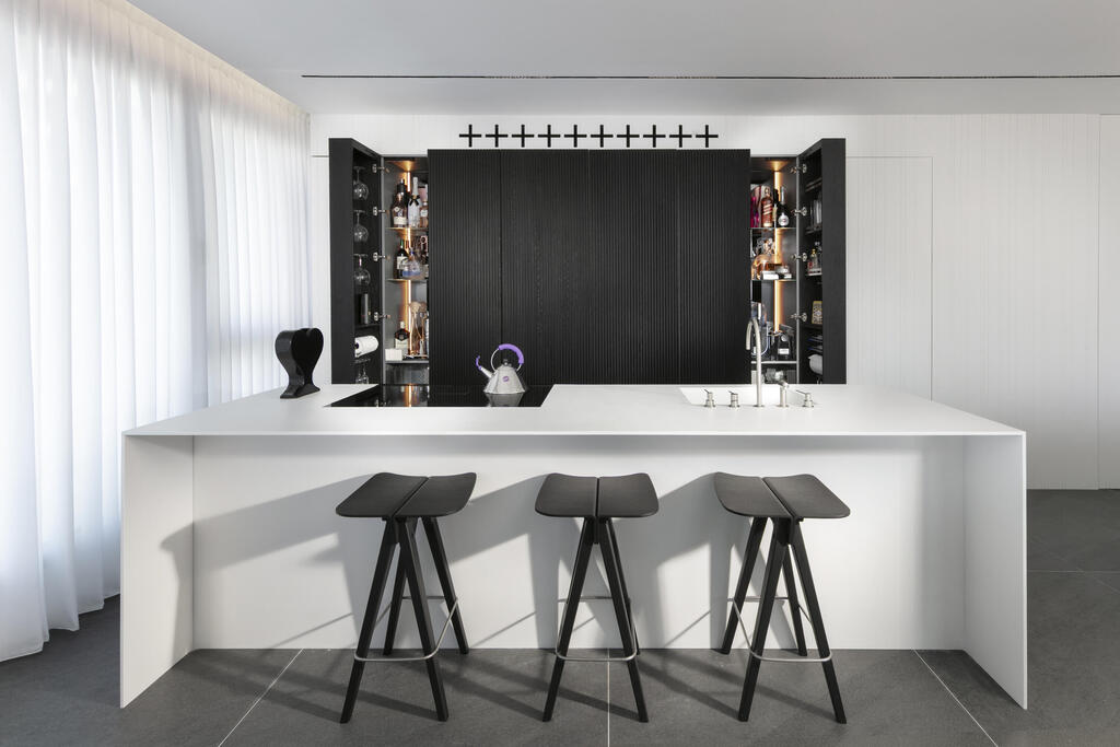 Zigzag grooves give the black wood a pleated, fabric-like appearance (Photo: Elad Gonen) דירה אולטרה מודרנית במגדל תל אביבי, עיצוב: אורון מילשטיין