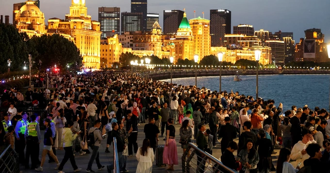 People enjoy the city lights at the Bund during the five-day Labour Day holiday in Shanghai, China May 4, 2025. Photo by Reuters
