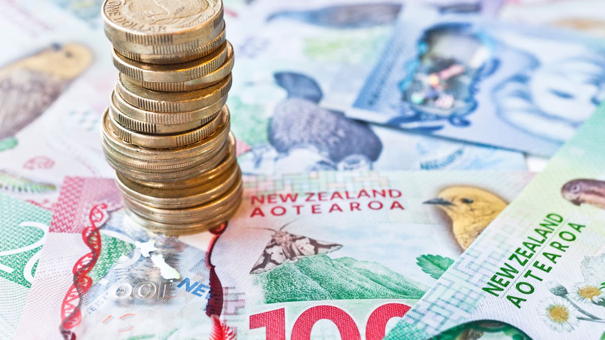 Why is the NZ dollar falling? The interest rate gap and sluggish economy