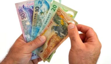 Cashed out: Use of paper money continues to decline – Inside Economics