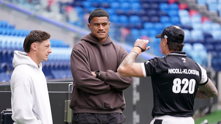 Cam Roigard and Tupou Vaa'i of the All Blacks speak with Charnze Nicoll-Klokstad of New the Kiwis