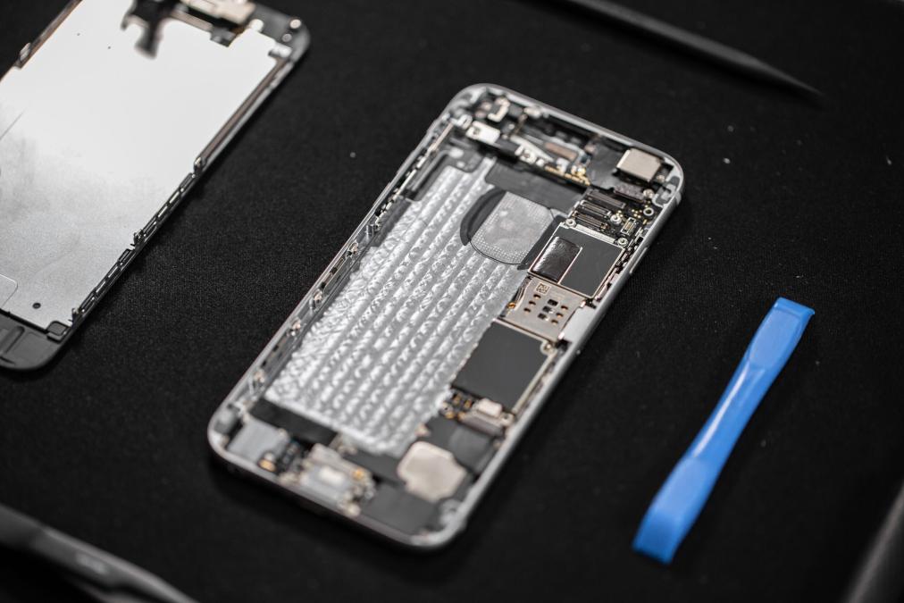 The iPhone 6, with the old battery removed.
