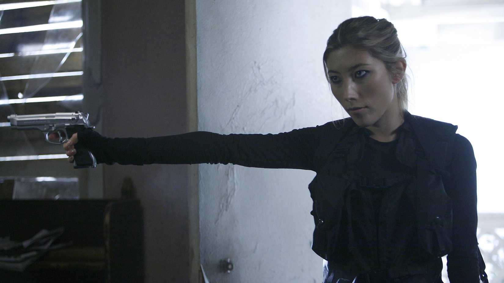 Dichen Lachman aims a gun as Sierra in Dollhouse