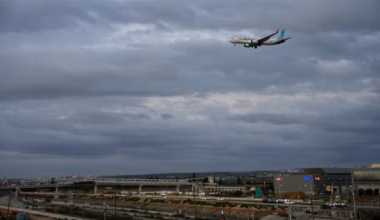 Expert explains how to beat the fear of flying after anxieties rise with Flydubai hijacking