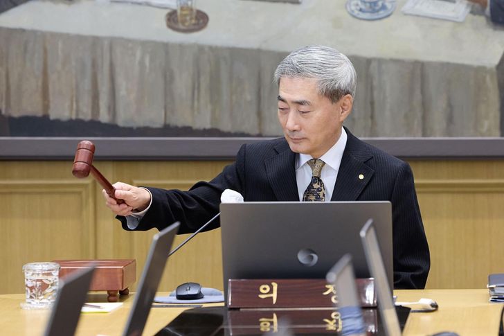 Bank of Korea Gov. Shin Hyun-song bangs the gavel to open a Monetary Policy Board meeting at the central bank in Seoul, Thursday. Courtesy of BOK