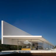Fran Silvestre Arquitectos builds glass-box Hoffman House with a walkable roof