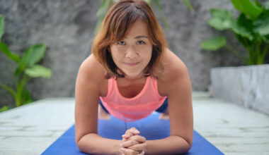 I asked a Pilates instructor for the best exercises to strengthen your deep core—these were her top four