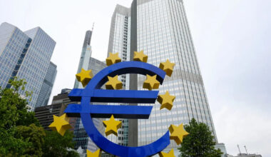 Euro falls to 17-month low amid French debt crisis fears