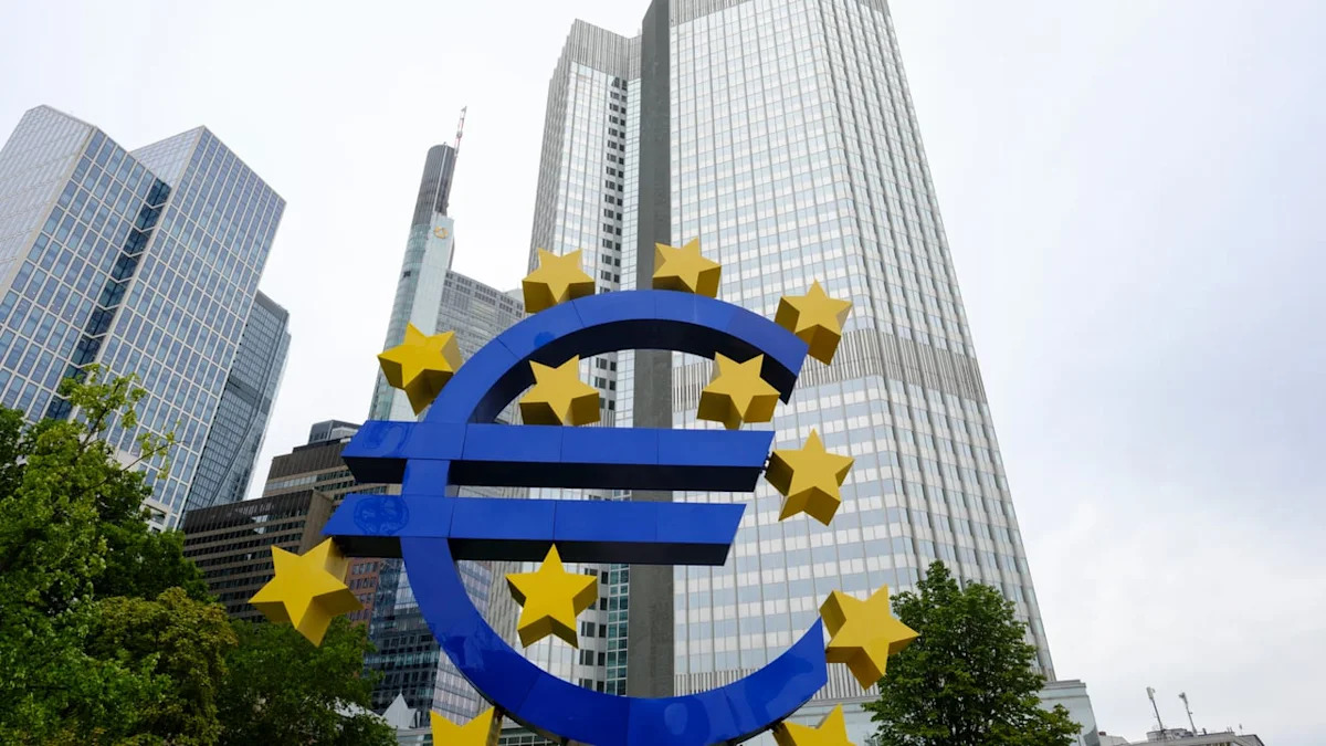 Euro falls to 17-month low amid French debt crisis fears