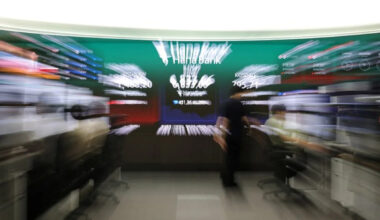Asian stocks hit 2-month low on AI jitters, bonds find favour