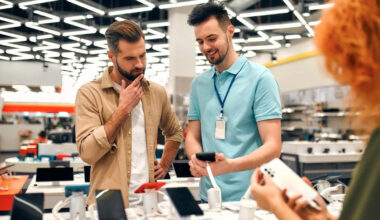 Apple’s employees warn iPhone buyers