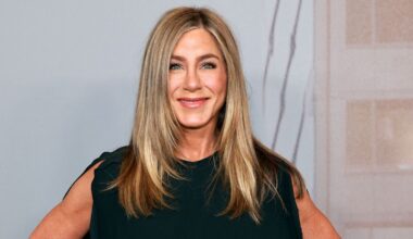 Jennifer Aniston's 30-minute workout uses simple Pilates exercises and light weights to boost strength