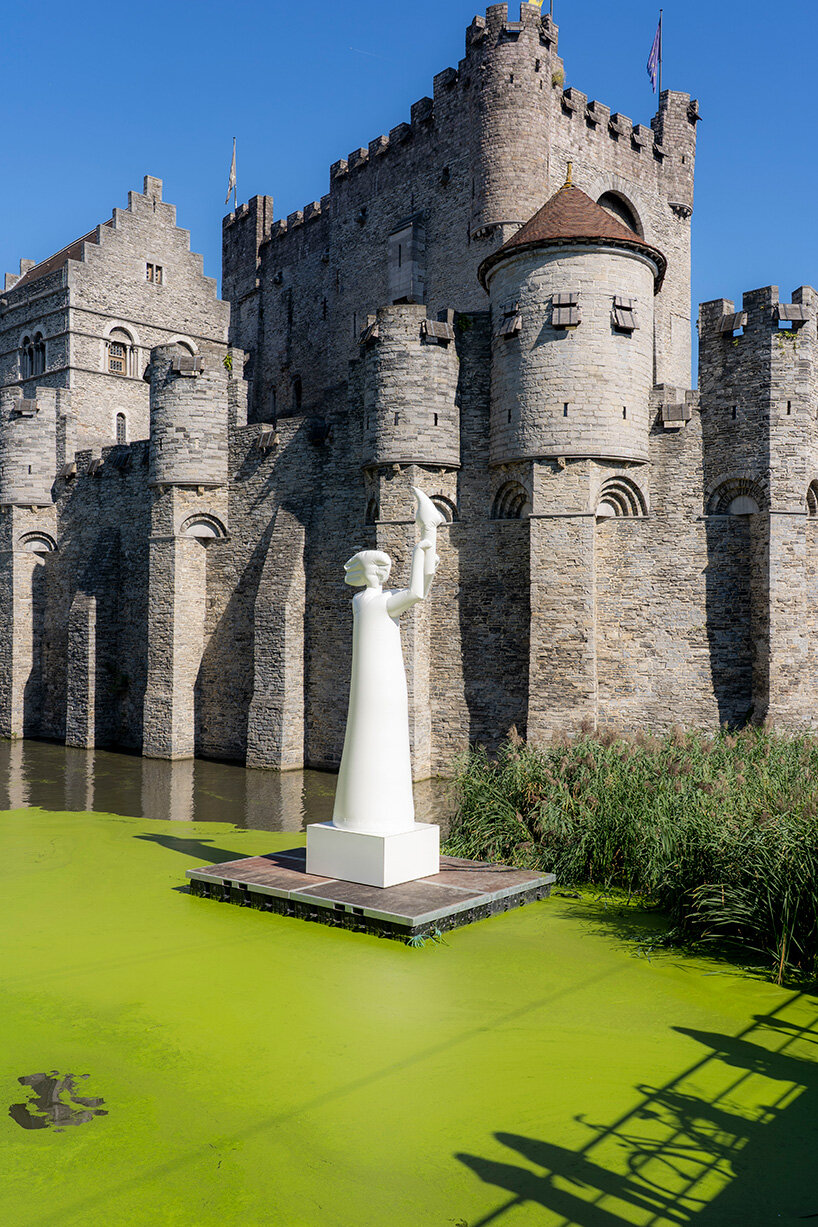     the sculpture contrasts with the stone walls and fortified architecture of Ghent’s Gravensteen
