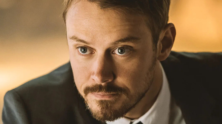 Michael Dorman as John Tavner, looking forward in Patriot.