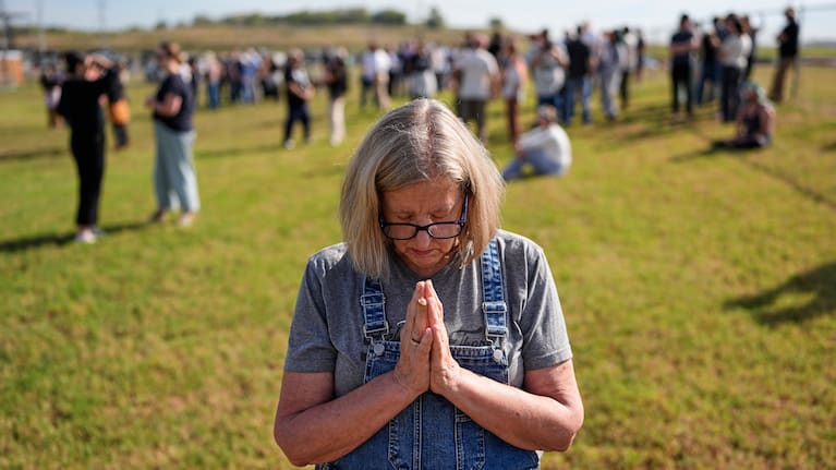 Kathleen Walter prays in the area reserved for people opposed to the death penalty outside Riverbend Maximum Security Institution before the planned execution of Christa Pike