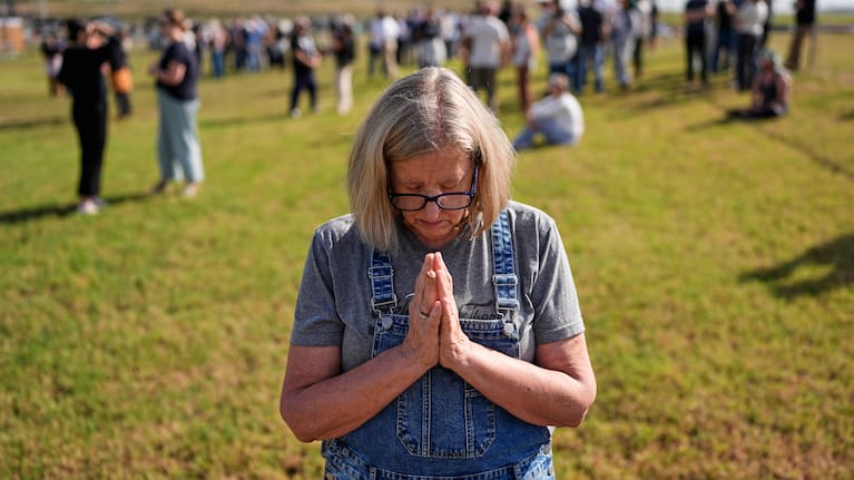Kathleen Walter prays in the area reserved for people opposed to the death penalty outside Riverbend Maximum Security Institution before the planned execution of Christa Pike