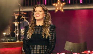 Kelly Clarkson and toy store clash on social media over mechanical bird