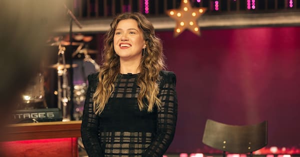 Kelly Clarkson and toy store clash on social media over mechanical bird