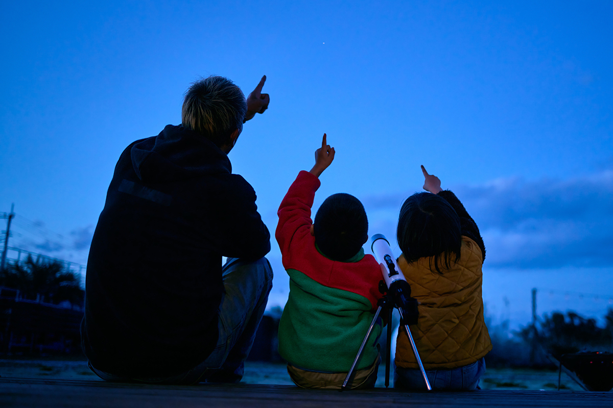 kids stargazing. Credit: Yoshiyoshi Hirokawa / Getty