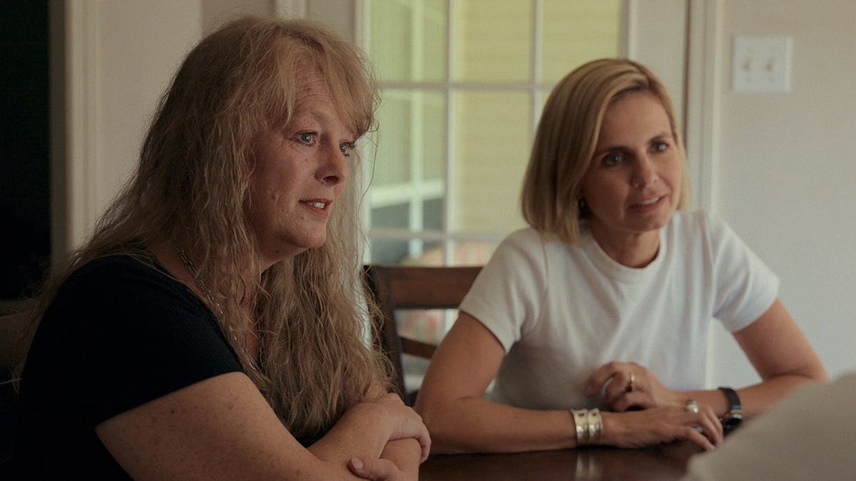 Mariana van Zeller and Arman Sadri help Leslie identify a scammer's location on a screen.