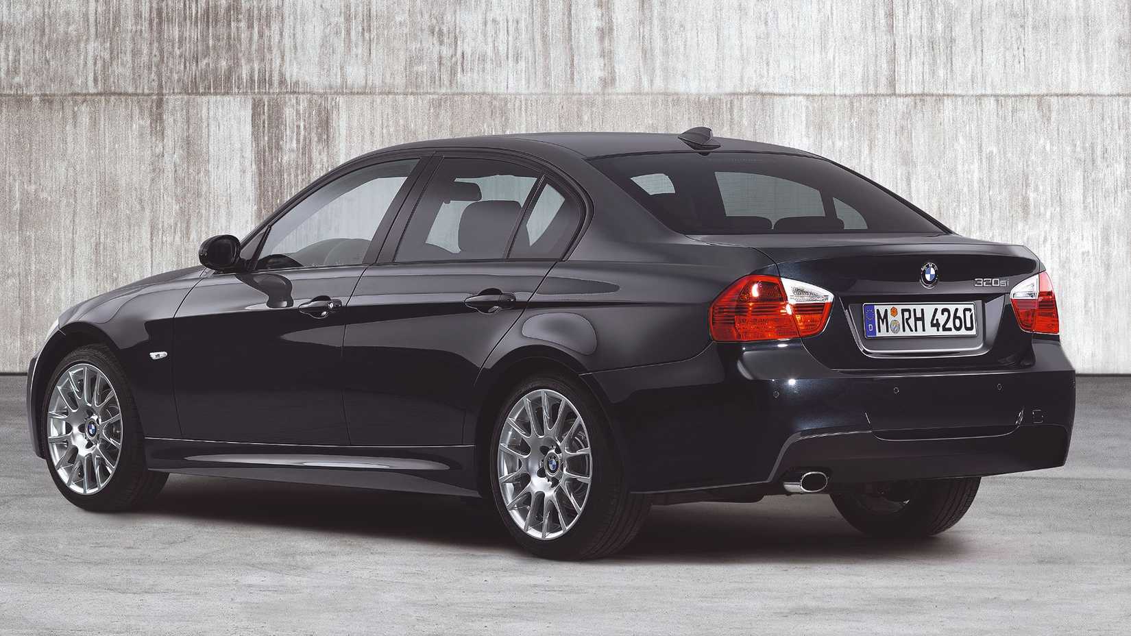 2005 BMW 320si rear quarter