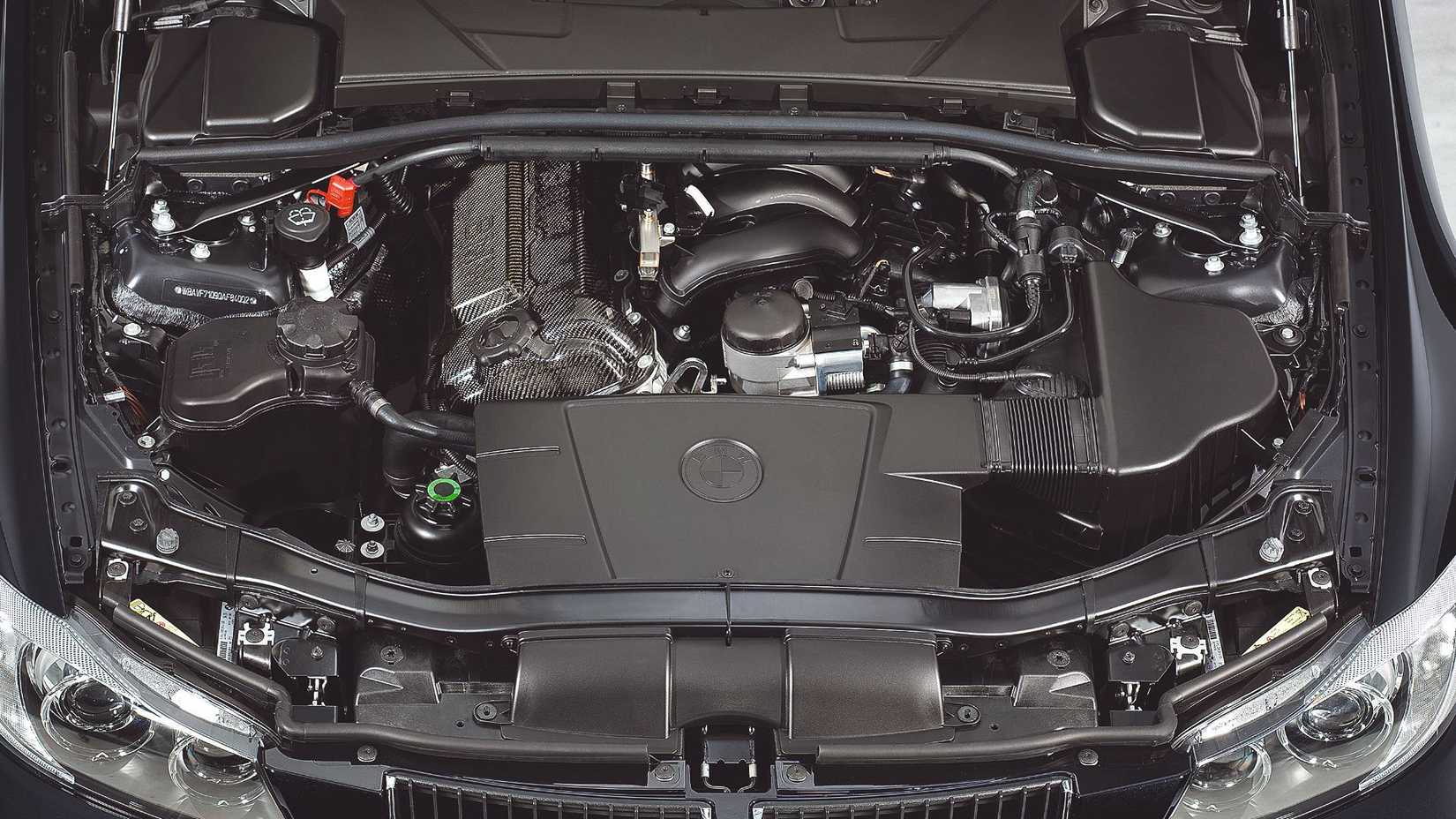 2005 BMW 320si engine bay