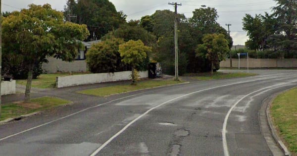 Person at Hamilton bus stop shot with air gun, police hunt orange car