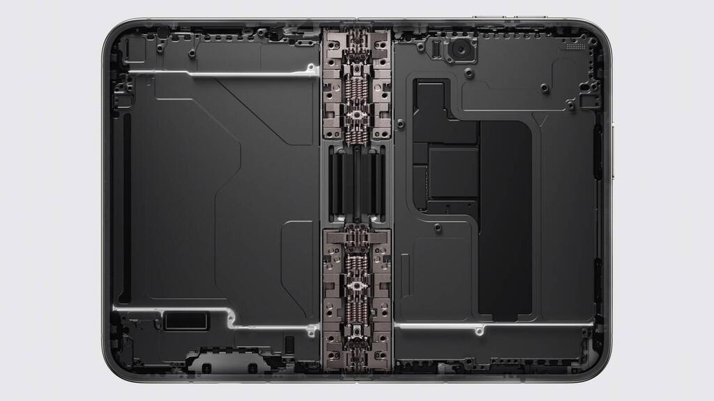 Apple apparently incorporated two separate batteries into the iPhone Duo (Photo: Apple) האייפון המתקפל הראשון