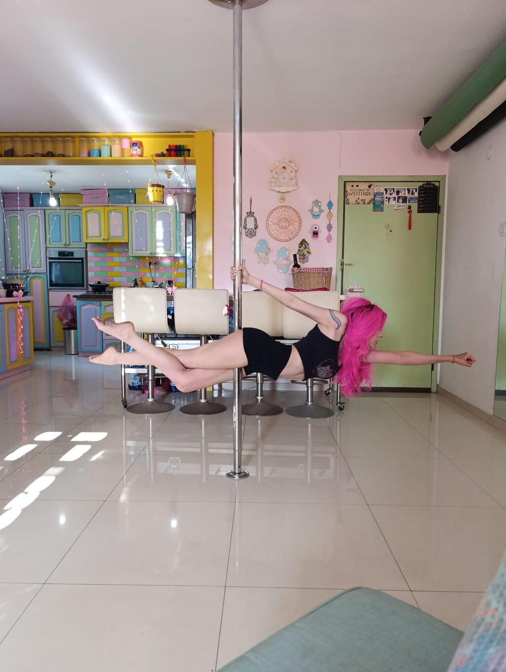 Hadar Golan in front of her colorful kitchen. She says she has recently faced a wave of online abuse (Photo: Amir Haroni) הדר גולן