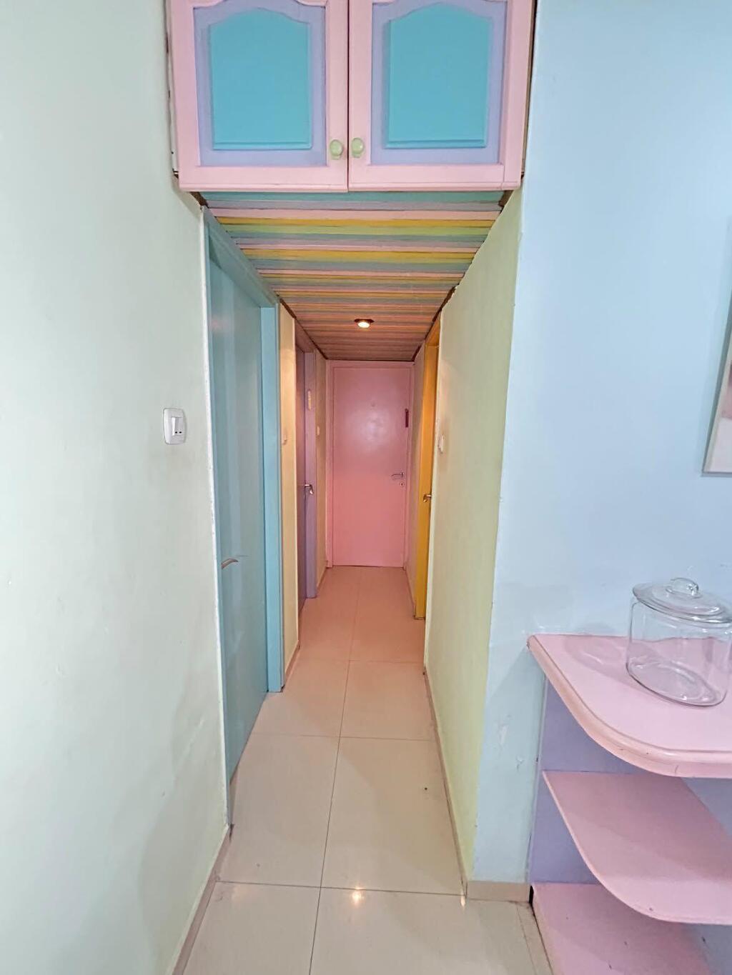 The colorful theme continues into the hallway and rooms (Photo: Private album) הדר גולן