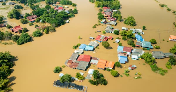 How El Niño manages to cause both drought and floods
