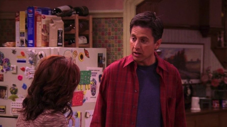 Ray Romano as Ray Barone talks to Patricia Heaton as Debra Barone on Everybody Loves Raymond