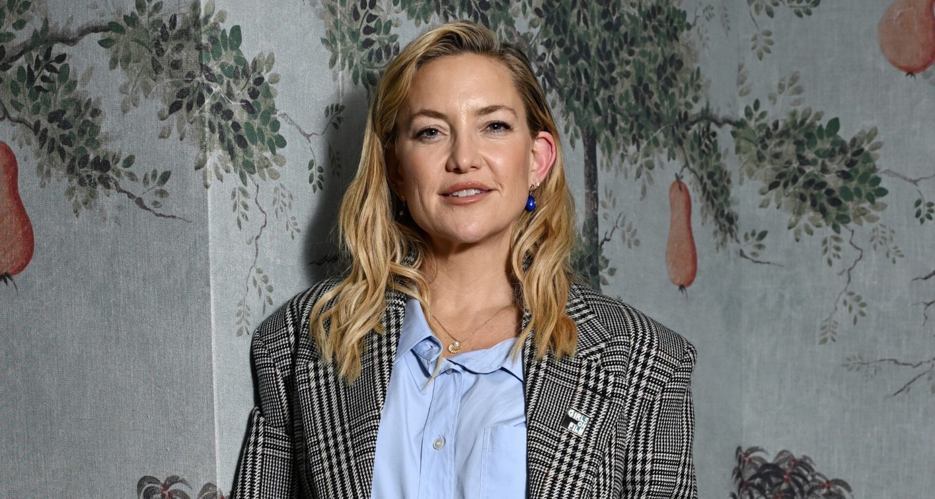 Kate Hudson’s Living Room is a Lesson in Joinery Lighting