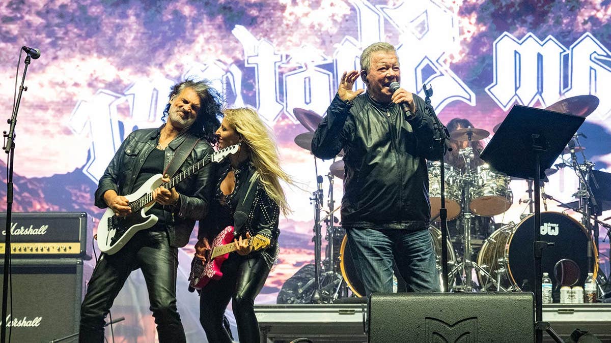 William Shatner performs on stage with Marcus Nand and Britt Lightning.