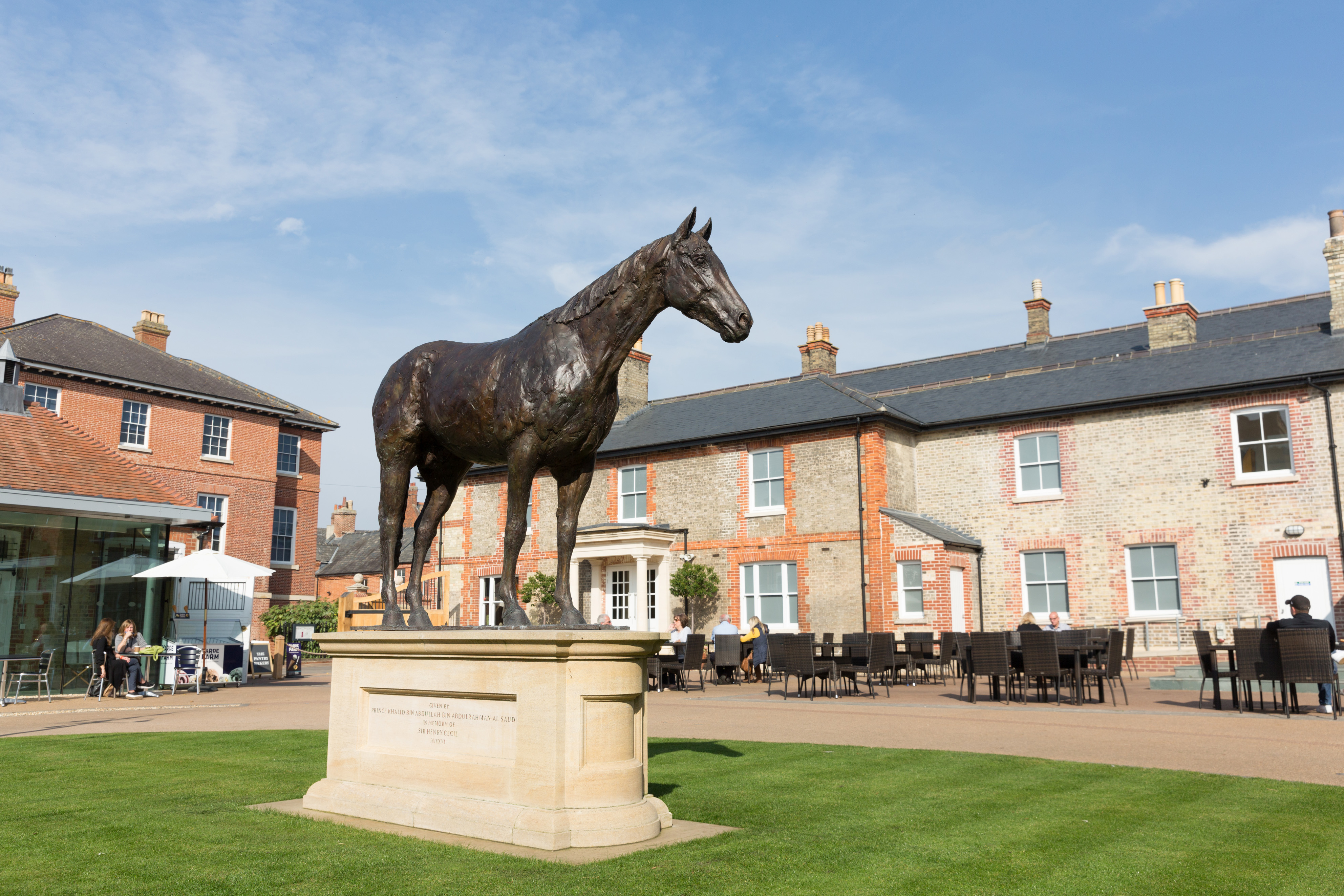 Statue of Frankel in Newmarket, England.