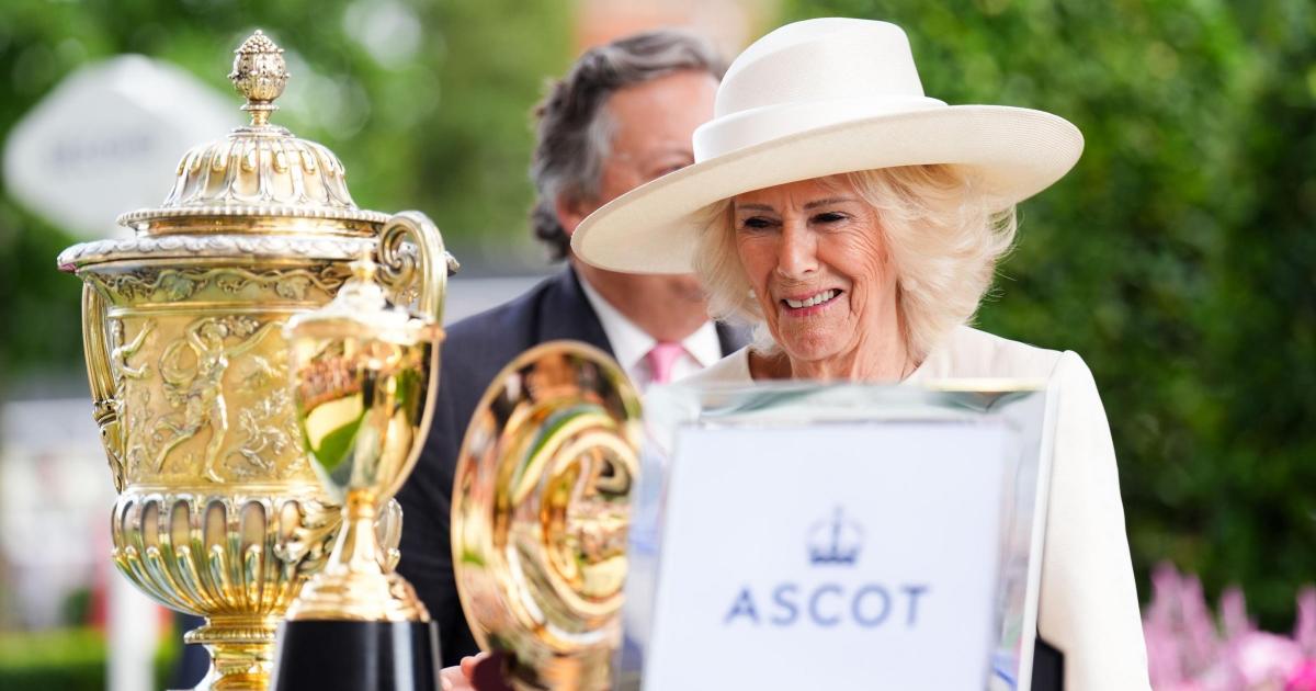 Queen presents winner’s trophy at Ascot after King George race