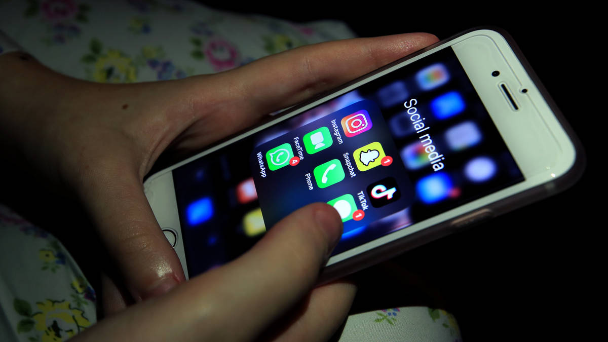 EE announces new smartphone plans which restrict internet for teens