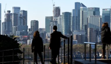 FTSE 100 takes breather ahead of tariff deadlines