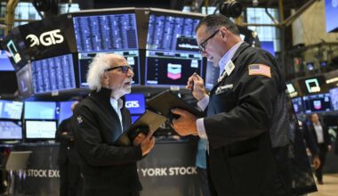 S&P 500 Closes Unchanged, Nasdaq Inches Higher to Its 5th Straight New High