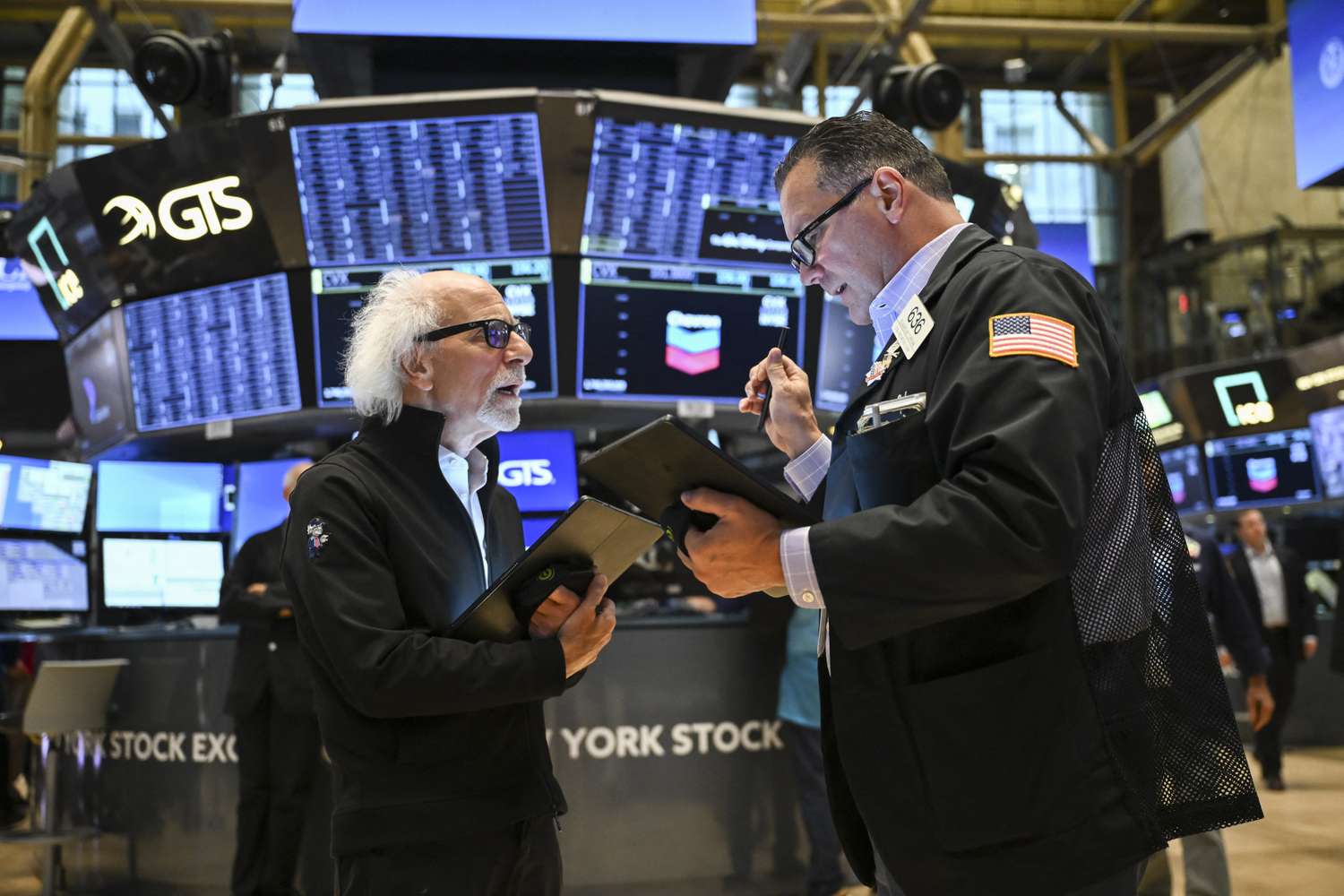 S&P 500 Closes Unchanged, Nasdaq Inches Higher to Its 5th Straight New High